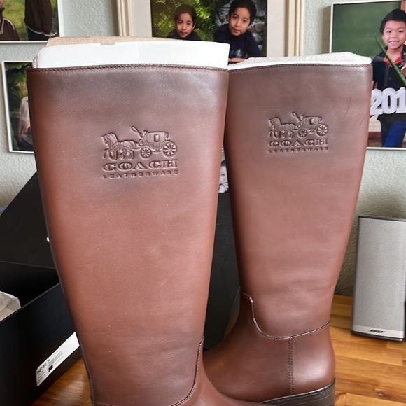 New Coach boots Fynn Boot
Embossed with our iconic - Picture 5 of 17